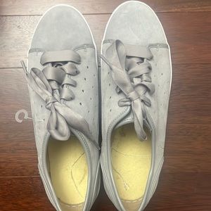 New gray vionic sneaker